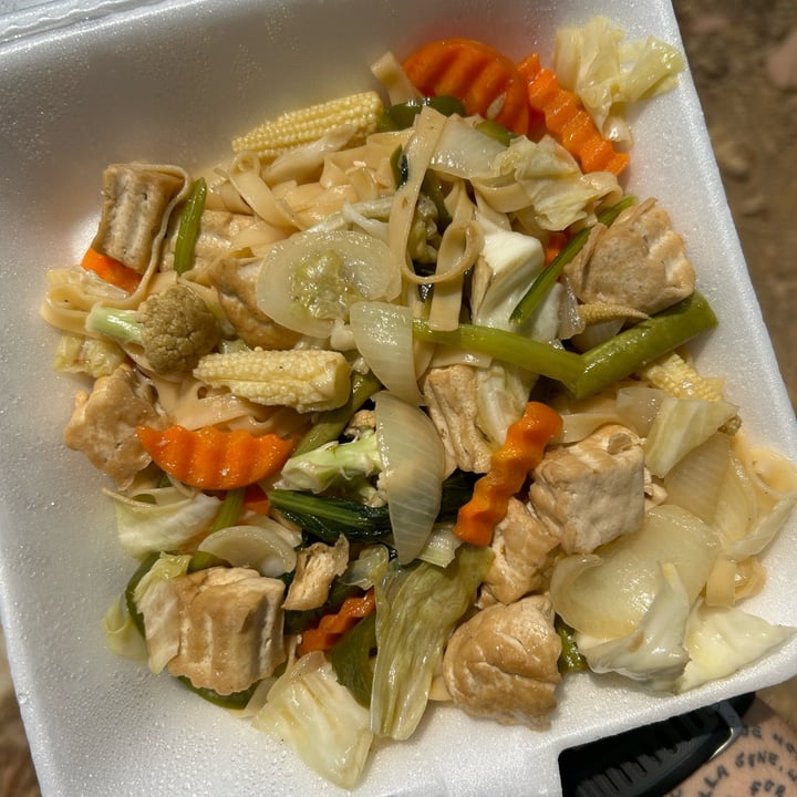 photo of Ponika's Palace Vegetable and Tofu Fried Noodles shared by @tiascaz on  27 Apr 2024 - review