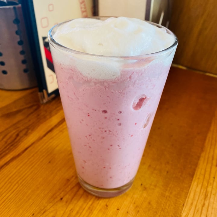 photo of Vertical Diner Strawberry Milkshake shared by @curvycarbivore on  19 Mar 2024 - review