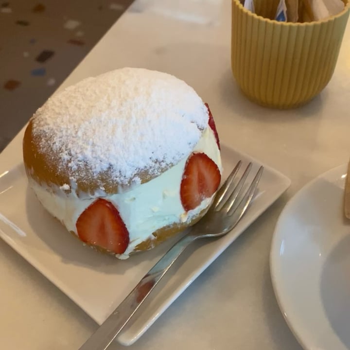 photo of Pasticceria Nepà maritozzo con fragole shared by @gretademarchi on  24 May 2025 - review