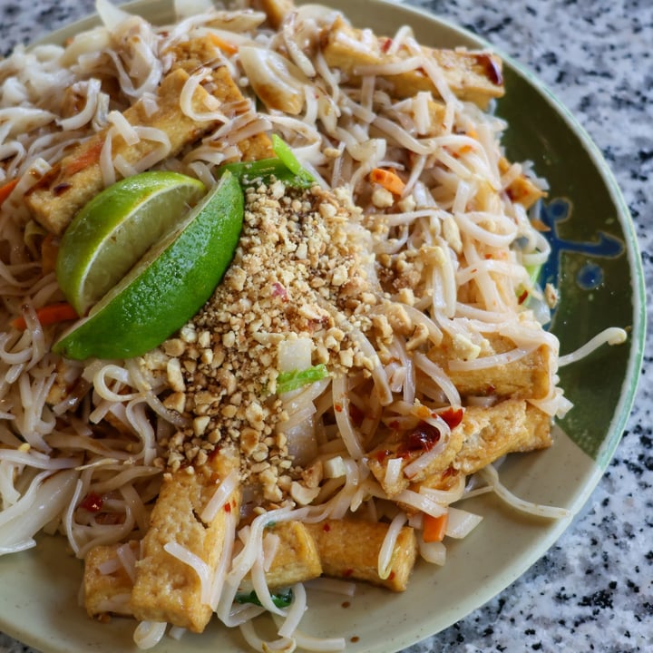 photo of Tai's Asian Bistro Pad Thai with Tofu and White Sauce and No Egg shared by @lizmaselli on  03 Sep 2023 - review