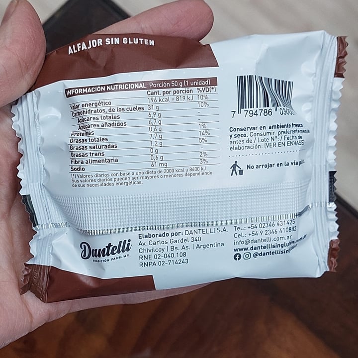 photo of dantelli Alfajor de chocolate relleno con pasta de Avellanas shared by @prilaveglia on  09 Apr 2024 - review