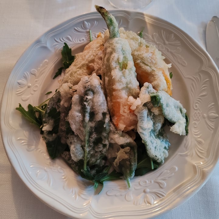 photo of Molino del Torchio Salvia Fritta e Fiori Di Zucca Ripieni Di Tofu shared by @cristina-sordi on  02 May 2025 - review