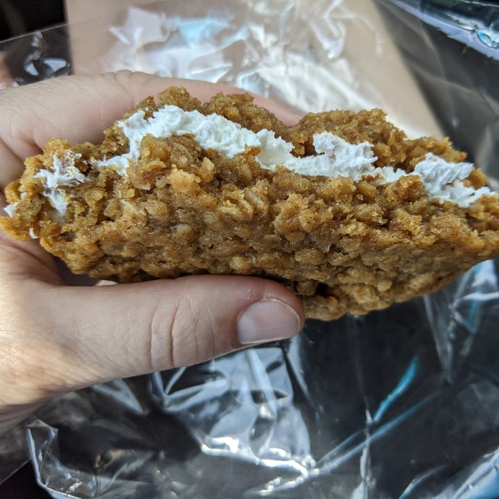 photo of Bella Christie and Lil' Z's Sweet Boutique Oatmeal Cream Pie shared by @caseyveganforlife on  08 Jul 2024 - review