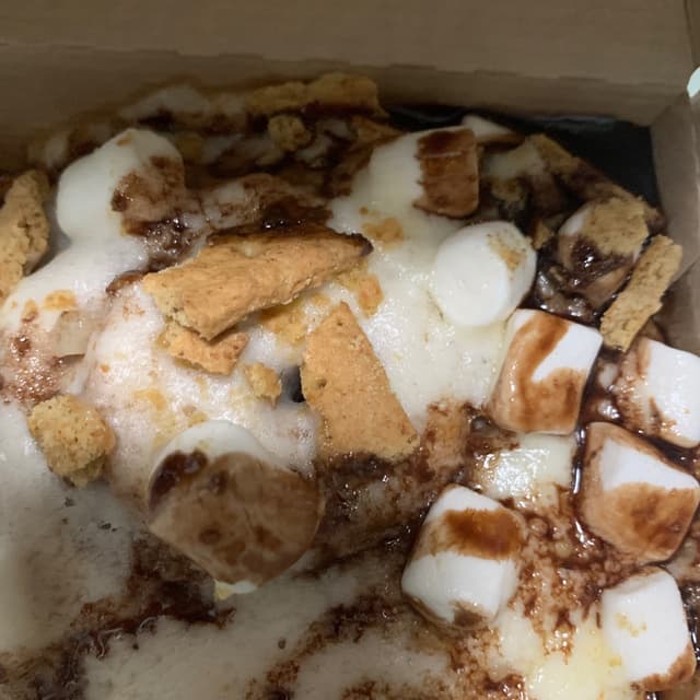 「Campfire Smores Cinnamon Bun」の料理の写真