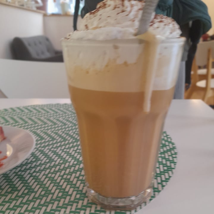 photo of Les Demoiselles de Montpellier Caffé Latte Frappé Aromatisé: Sirop Vanille, Lait d'Avoine + Chantilly Végétale shared by @alice50 on  17 Apr 2024 - review