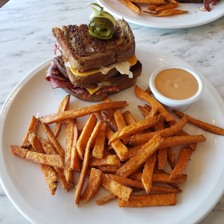 photo of Evviva Breakfast & Lunch Vegan Reuben Sandwich shared by @metalmel666 on  19 Apr 2024 - review