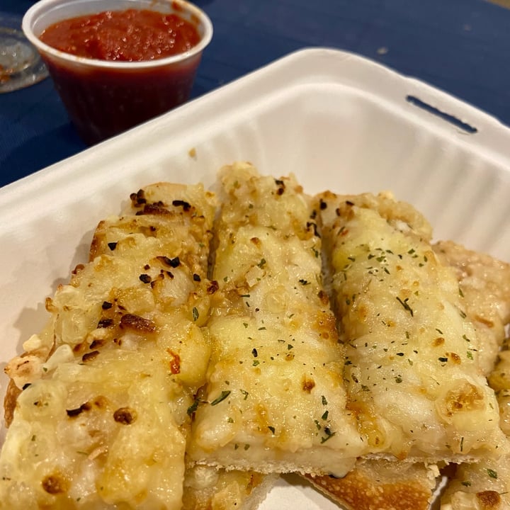 photo of 4th & State Cheesy Garlic Bread Appetizer shared by @vfct on  09 Jan 2024 - review