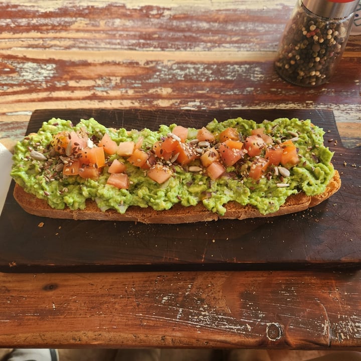photo of Café Antibes Tostada Con Guacamole shared by @flormendi on  22 Sep 2024 - review