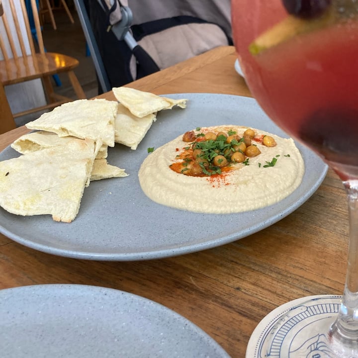 photo of Olivia Pizzería Laureles Hummus con pan shared by @lalyveg on  11 May 2024 - review