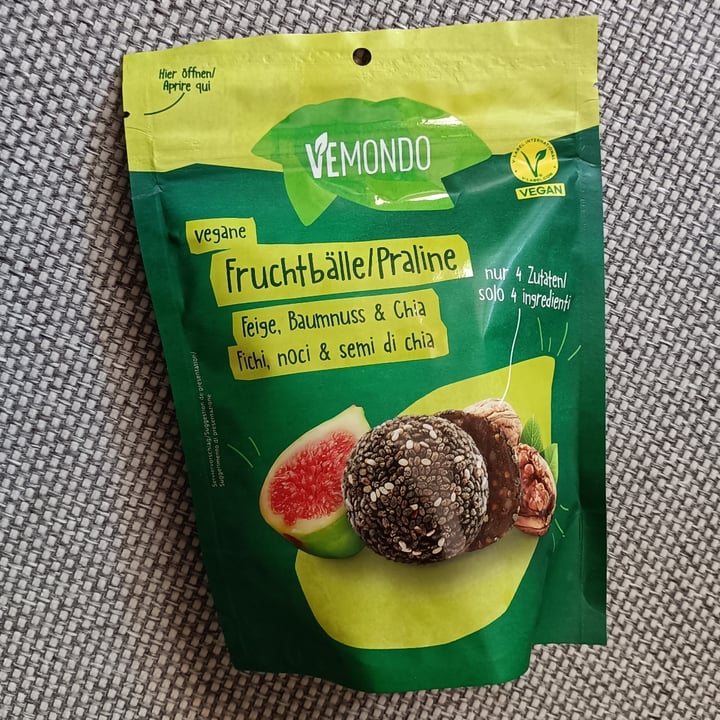 photo of Vemondo praline fichi, noci e semi di chia shared by @valeriedarkblue on  25 Jul 2024 - review