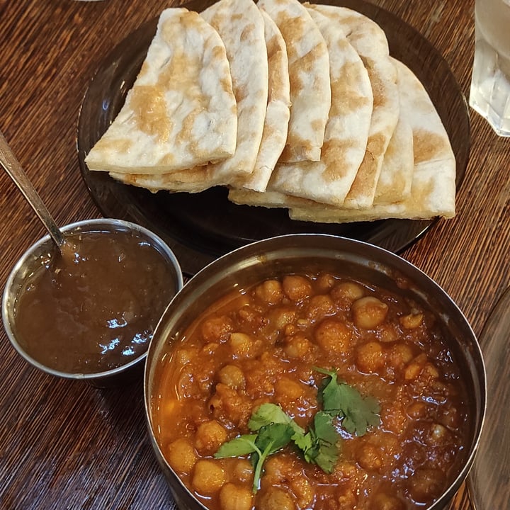 photo of Hraðlestin Chana masala with vegan garlic naan bread shared by @sumarhvonn on  17 Sep 2024 - review