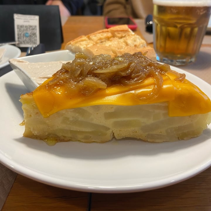 photo of Café Madrigal Tortilla de patatas con queso y cebolla shared by @simonaalbanese on  08 Apr 2025 - review