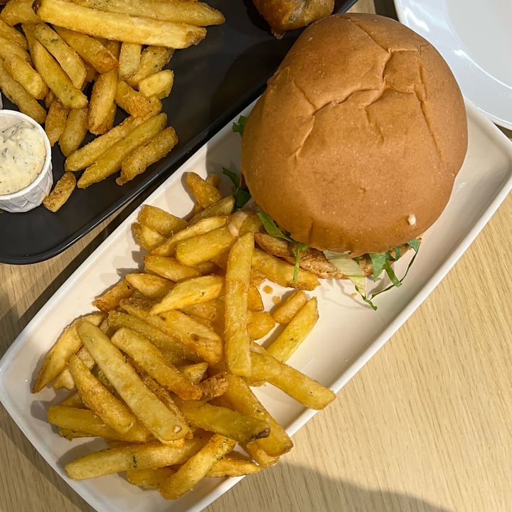photo of Fed by plants Meat-less burger and chips shared by @gingerbreadrhea on  26 Sep 2025 - review