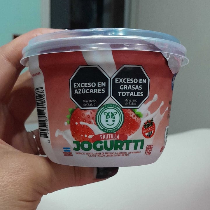 photo of Felices Las Vacas Yogur de Frutilla y Almendras shared by @leivavanita on  11 Nov 2023 - review