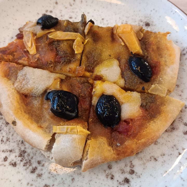 photo of Che Vegan café pizza tres quesos shared by @tanialba on  17 Nov 2024 - review