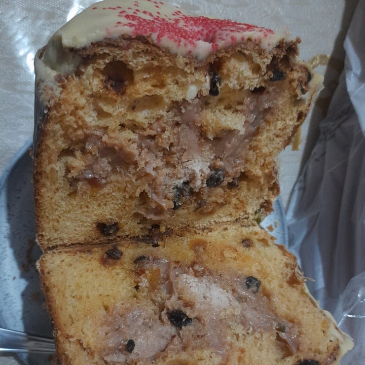 photo of Super Vegan Panettone com frutas cristalizadas recheado de creme de avelã com chocolate branco e coberto com chocolate branco shared by @patysouza on  27 Dec 2024 - review