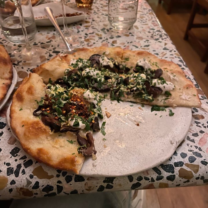 photo of El Mundo Restaurante Pizza De Masa Fina Con Ricotta De Anacardos Fermentados shared by @maravwn on  20 Aug 2024 - review