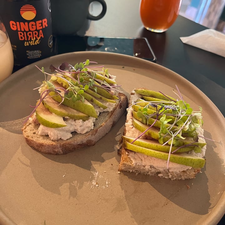 photo of VegCo. Restaurante Vegano toast de pera con ricotta shared by @hippilin on  24 Aug 2023 - review