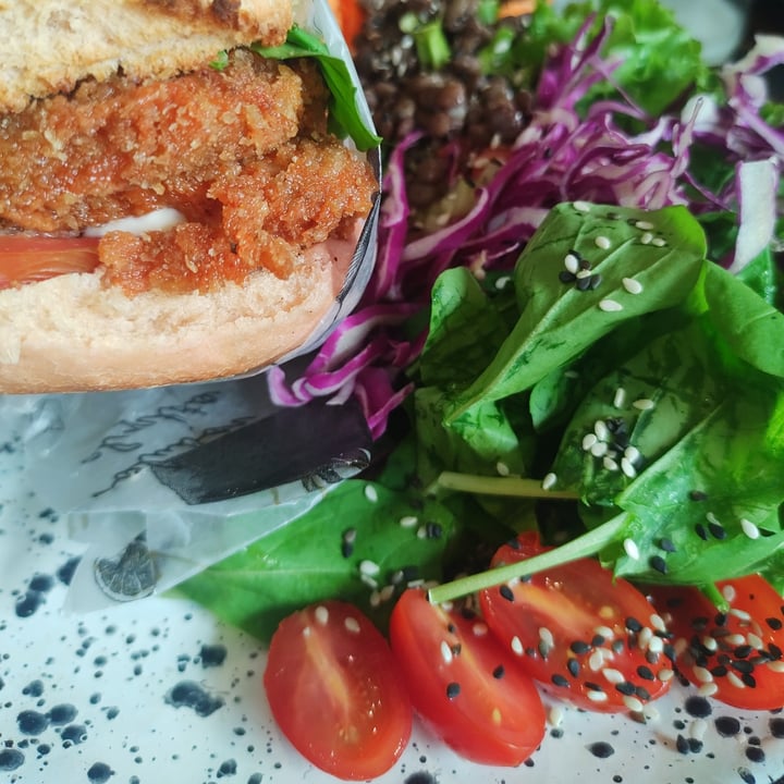 photo of Wara espacio saludable sándwich de milanesa de gírgola con ensalada o papas shared by @noeschulz on  11 Nov 2023 - review