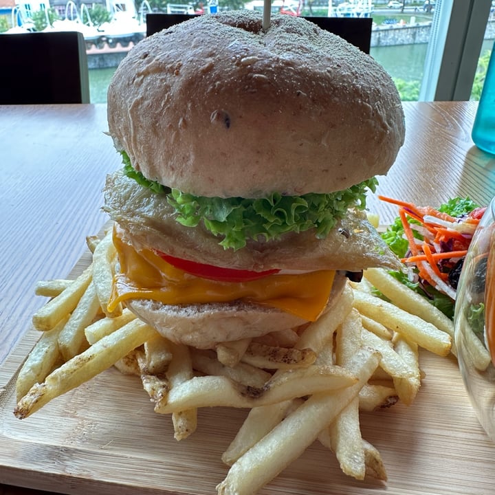photo of nomVnom Bistro Lion's Xtreme Burger shared by @mrdonut on  05 Mar 2024 - review