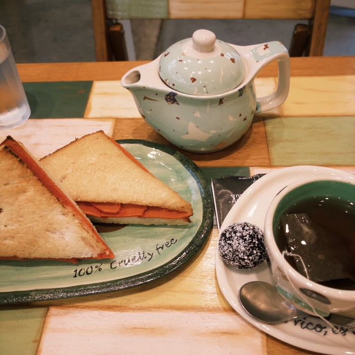 photo of Veganius sandwich de miga de jamón y queso shared by @vegandann on  21 Sep 2025 - review