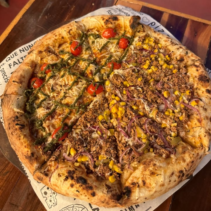 photo of Forneria Gaspar Pizza Metade Marguerita com Pesto metade carne de caju shared by @letsqr on  02 Nov 2024 - review