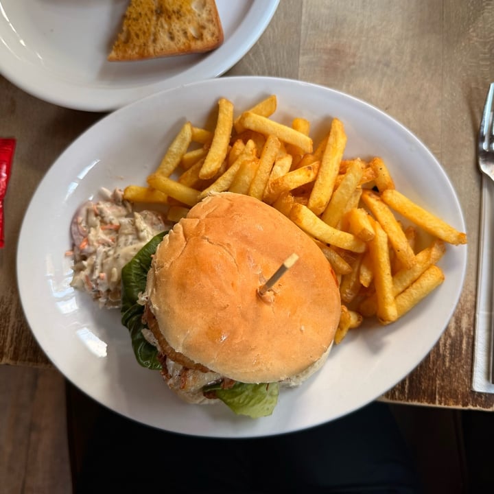 photo of New Forest Inn Lyndhurst Vegan burger shared by @thelondonvegan on  30 Sep 2025 - review