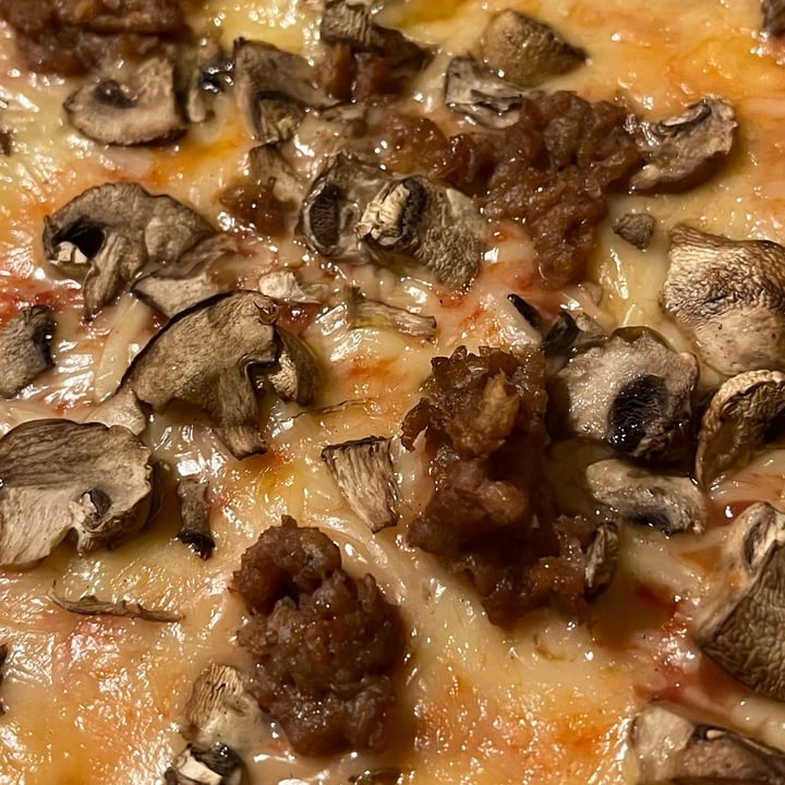 photo of Circolo Arci Le Cascine Pizza Funghi E Salsiccia Vegana shared by @auroratufaro on  23 Jan 2025 - review