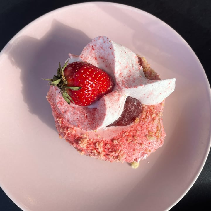 photo of Brammibal's Donuts Strawberry Cream Cake shared by @gruenepaprika on  27 May 2024 - review