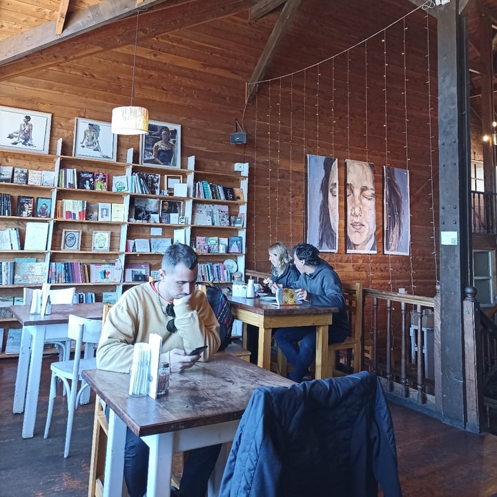 photo of Inefable Libros y Cafe Latte Con Leche De Almendras shared by @fabuchi on  03 Mar 2024 - review
