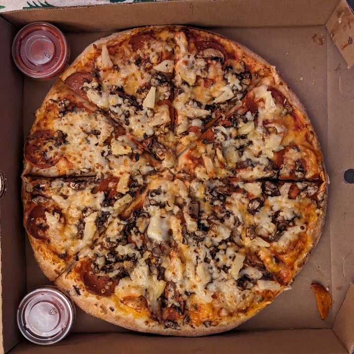 photo of City Pizza Large Pizza With Vegan Cheese, Plant-based Pepperoni, Pineapple And Mushrooms shared by @jandrews on  03 Mar 2024 - review