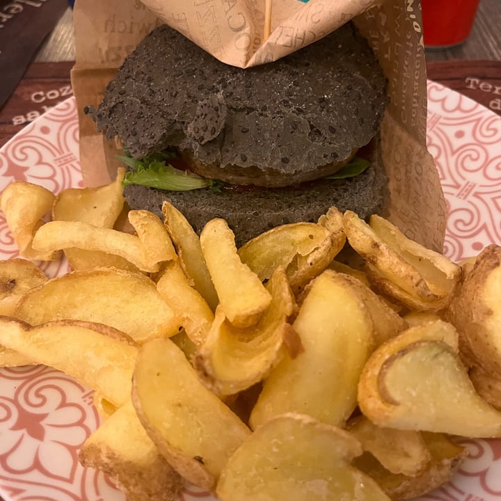 photo of Galleria 13 Bistrot Burger vegano shared by @annaviolalupo on  06 Apr 2024 - review