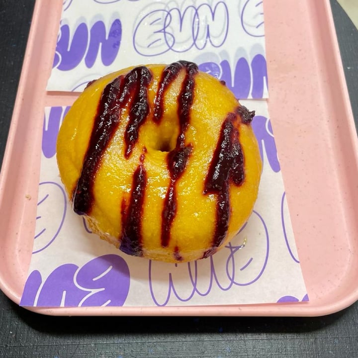 photo of Bun and Coffee Donut Maracuya y frutos rojos shared by @helena12345 on  14 Feb 2024 - review