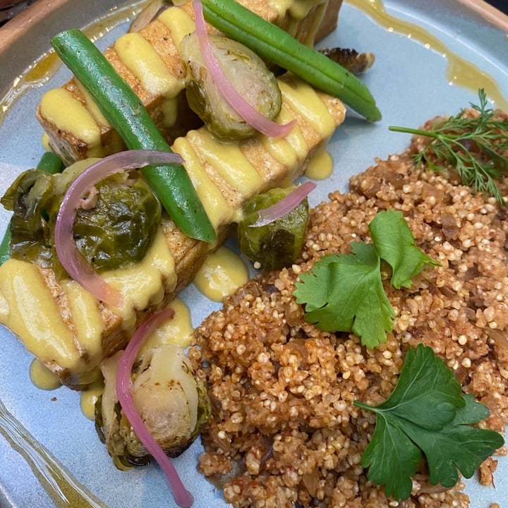 photo of B-Fresh TOFU A LA PLANCHA Con mijo estofado, repollitos de bruselas, kim chinesa y sésam shared by @matiasmun on  06 Jun 2024 - review