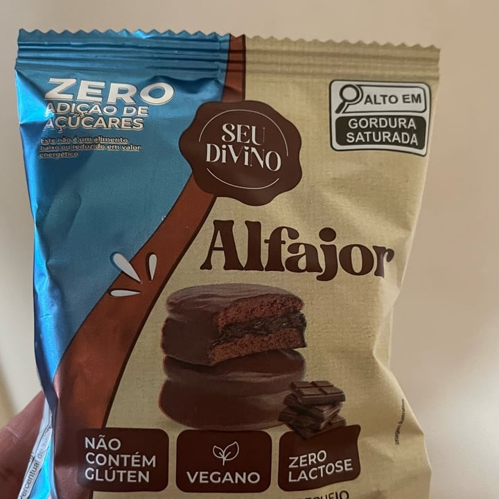 photo of Seu Divino Alfajor de chocolate  recheado com creme de chocolate shared by @clarinha012356789 on  10 Mar 2025 - review