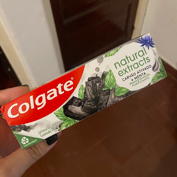 photo of Colgate pasta dental natural extracts carbón activado y menta  shared by @valexika on  16 Sep 2023 - review