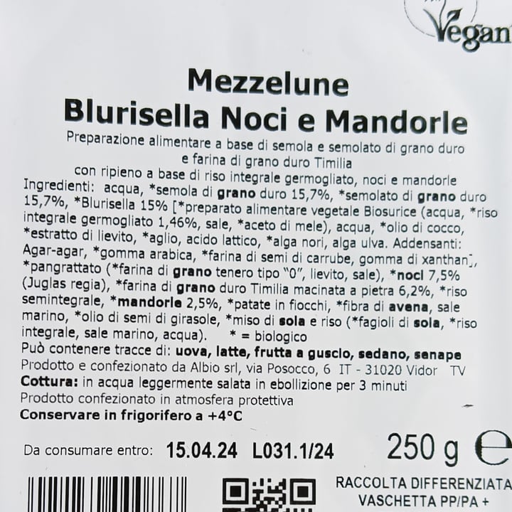 photo of La Spiga Bio mezzelune blurisella mandorle e noci shared by @mibuttogiulia on  05 Apr 2024 - review