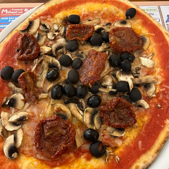 photo of Circolo Arci Le Cascine Pizza Funghi Olive E Pomodori Secchi shared by @auroratufaro on  19 Jan 2025 - review