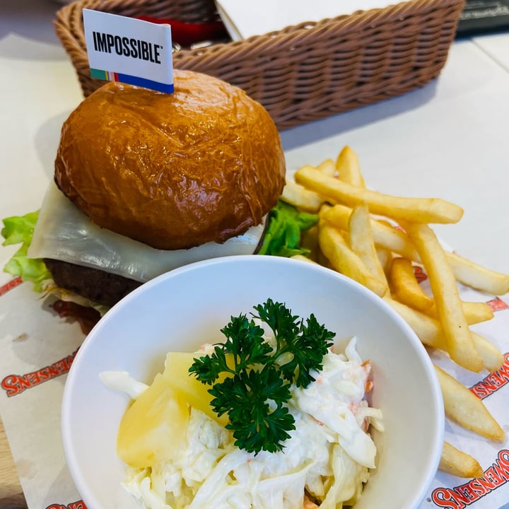 photo of Swensen's Impossible Burger shared by @vcatnaps on  15 Sep 2025 - review