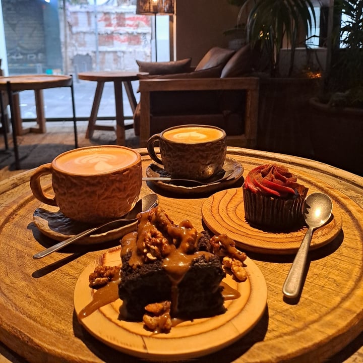 photo of honest greens Gran Via Mocha Brownie and Red Velvet Cupcake shared by @alechampe on  19 Sep 2025 - review