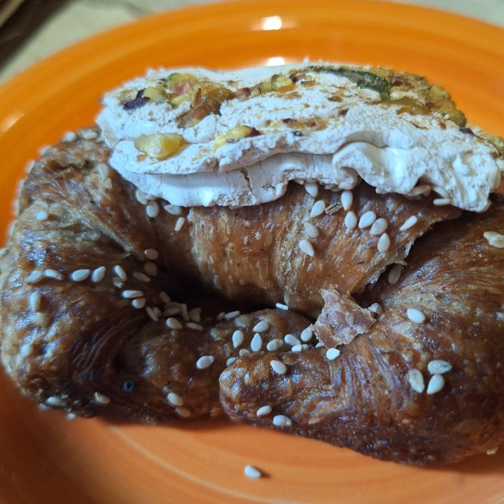 photo of Craft Vegan Bakery Palermo Medialuna Integral Rellena De Crema De Café Con Pistachos shared by @alexiasnipe on  16 Mar 2025 - review