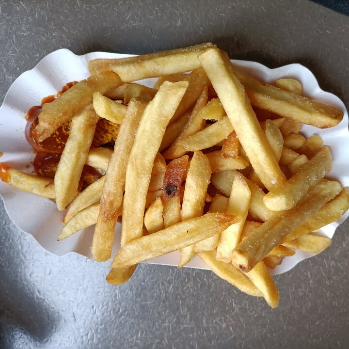 photo of Schmitt Foxy Food french fries and curry hot dog vegan shared by @maka89 on  14 Apr 2024 - review