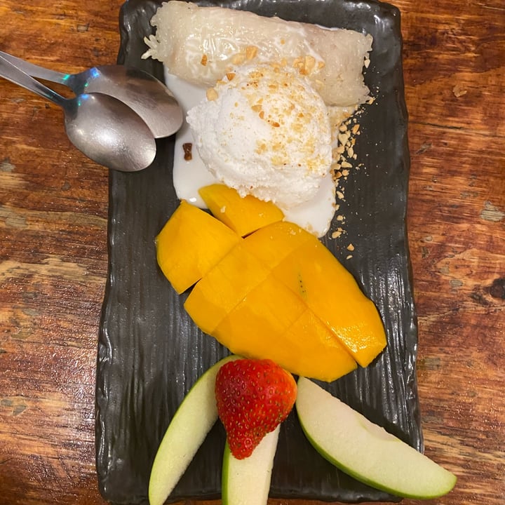 photo of Golden Lotus Vegan Taro Sticky Rice and Mango (seasonal) shared by @blacklilyleaf on  13 Apr 2024 - review