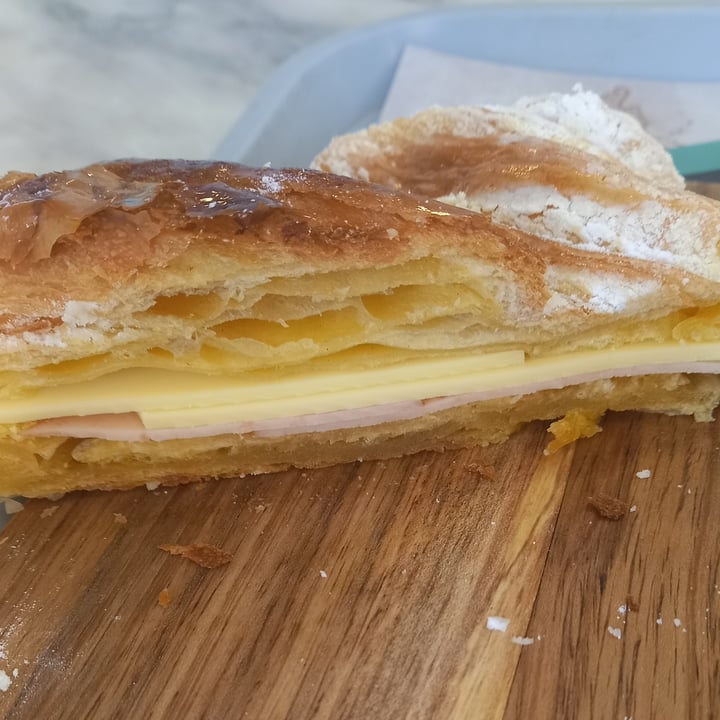 photo of O Melhor Croissant da Minha Rua Vegan Ham & Cheese Croissant shared by @thekangaroo on  09 Aug 2025 - review