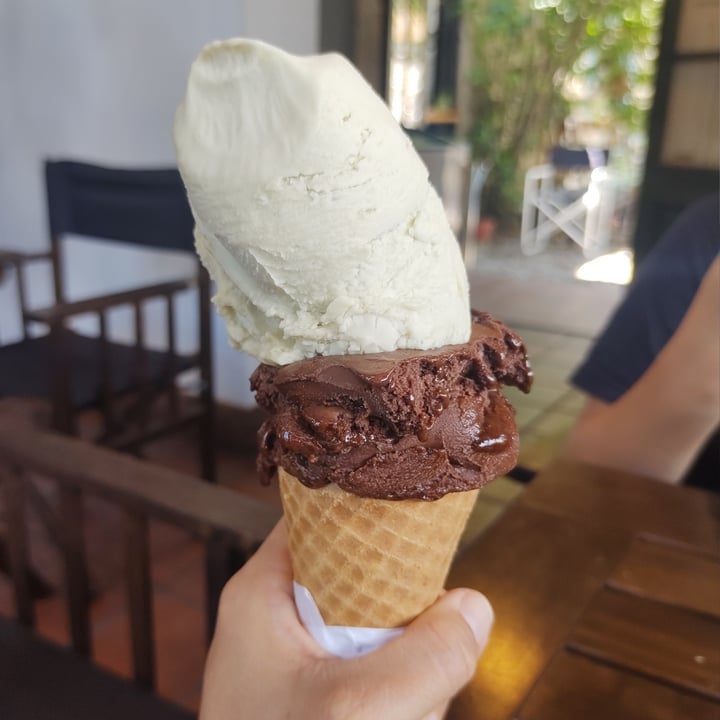 photo of PISHKO QENTI HELADERIA ARTESANAL helado de pistacho y chocolate con almendras y nueces caramelizadas shared by @noeschulz on  24 Dec 2023 - review