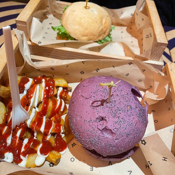 photo of Flower Burger purple cheesy shared by @valiminou on  26 Feb 2024 - review