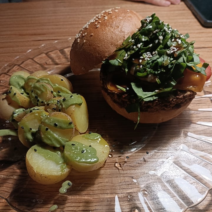 photo of LA CAMELIA VEGAN BAR Hamburguesa de siempre shared by @aribes on  22 Aug 2025 - review