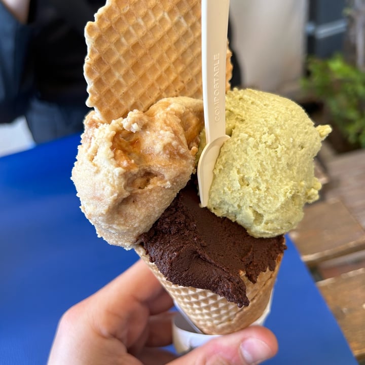 photo of Gelateria Artigianale Ice Boat Gelato Snickers shared by @emmearn on  08 Apr 2024 - review
