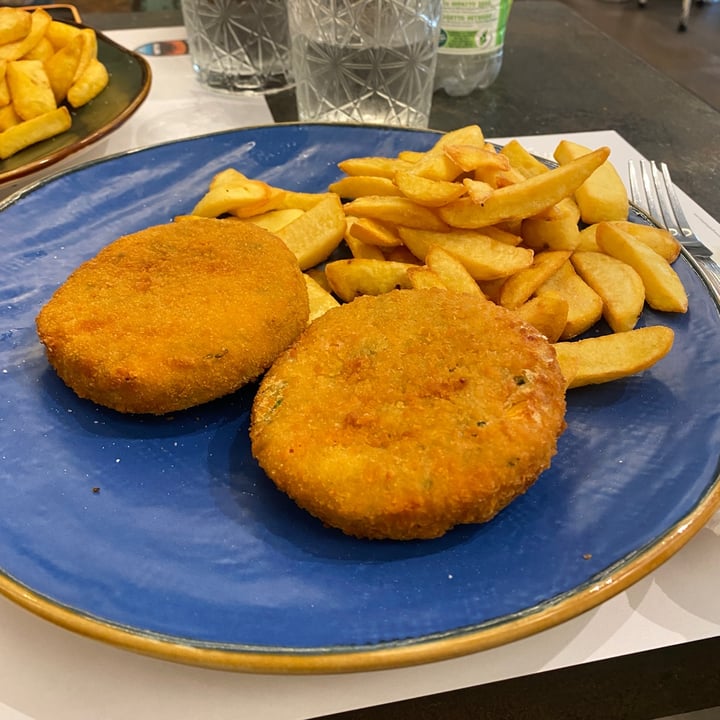 photo of Senso unico food drink biocaffe burger vegan con patate fritte shared by @manuflo on  17 Aug 2023 - review