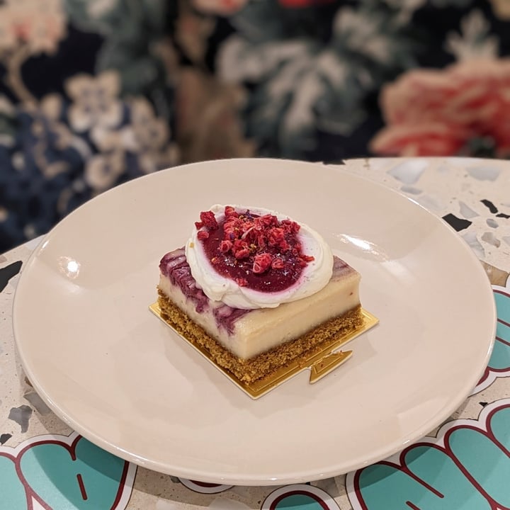 photo of Radeau Raspberry Pistachio Cheezecake shared by @xinru-t on  06 May 2024 - review